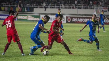 Persib Bandung melakoni pertandingan melawan Persis Solo dengan hasil akhir 2-1. (foto: Istimewa)