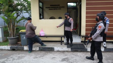 Polres Tangsel lakukan pengetatan penjagaan pascaterjadi insiden bom bunuh diri di Mapolsek Astanaanyar, Bandung. (Foto : ist)