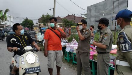 Ilustrasi saat Petugas memberikan imbauhan untuk menggunakan masker. (Ist)