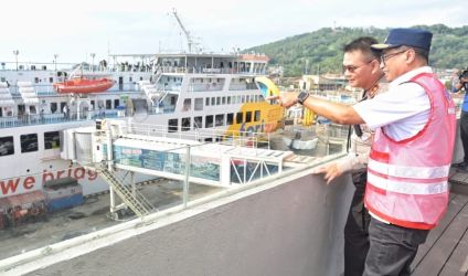 Menhub Budi Karya saat meninjau Pelabuhan Merak, Banten.