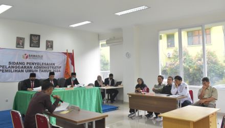 Bawaslu menggelar sidang KPU Tangsel.