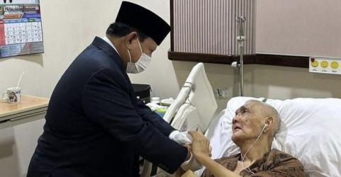 Menteri Pertahanan Prabowo Subianto ketika menjenguk Mantan Wapres Try Sutrisno di RSPAD Gatot Subroto, Jakarta Pusat.