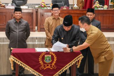 Pj Gubernur Banten Al Muktabar saat menandatangani dua Raperda di Gedung DPRD. (Ist)