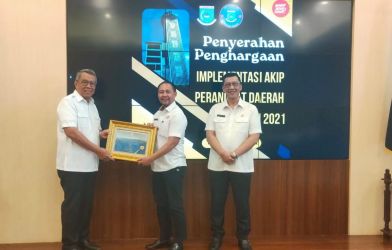 Penyerahan penghargaan Implementasi AKIP Perangkat Daerah di Kota Tangsel