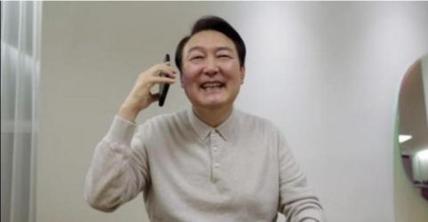 Ekspresi Presiden Korsel Yoon Suk-yeol gembira setelah Timnas masuk 16 besar Piala Dunia 2022. (Ist)