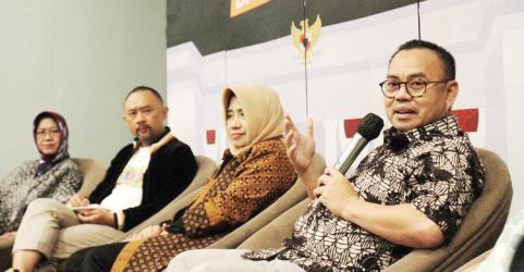 Sudirman Said, Ninasapti Triaswati, Ronal Surapradja, Siti Zuhro saat diskusi bertema “Ngopi dari Sebrang Istana: Merangkum 2022, Menyambut 2023” di Jakarta, Minggu (18/12). (RM)