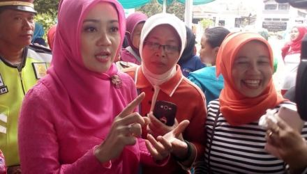 Istri Kang Emil Atalia Praratya (jilbab pink) berpeluang maju sebagai Calon Wali Kota Bandung 2024. (Ist)