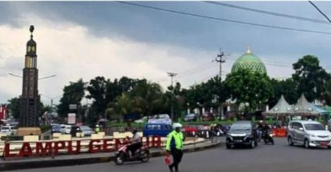 Petugas Polisi sedang mengatur lalulintas di kawasan Puncak.