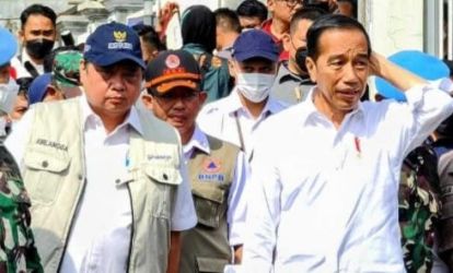 Presiden Jokowi didampingi Menko Perekonomian Airlangga Hartanto saat meninjau kembali korban gempa di Cianjur, Senin (5/12).  Foto : Setpres