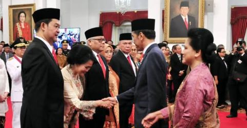 Presiden Jokowi saat memberi ucapan kepada Dubes yang baru dilantik. (Foto : Setpres)