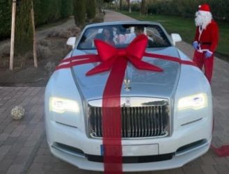 Mobil Rolls-Royce Phantom seharga 20 milliar hadiah sang kekasih untuk bintang Portugal Cristiano Ronaldo. (Ist)