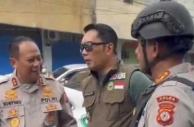 Gubernur Jawa Barat Ridwan Kamil (tengah) saat kunjungi TKP bom bunuh diri di Polres Astana Anyar Kota Bandung. Foto : Istimewa