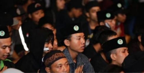 Sepuluh ribu ulana, kyai, santri dan masyarakat se- Jawa Timur  bersalawat di Lapangan Tumapel, Pangetan, Kabupaten Malang, Jawa Timur pada Selasa (20/12)
