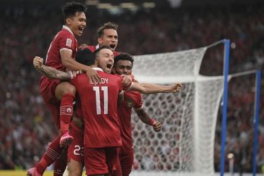 Selebrasi pemain Indonesia setelah Marc Klok berhasil menjebol gawang Thailand.