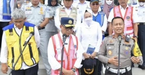 Menteri Perhubungan Budi Karya Sumadi saat memantau arus lalulintas dari GT Cikatama. (Ist)
