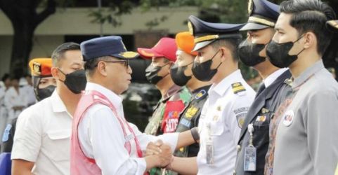 Menteri Perhubungan Budi Karya saat memimpin apel siaga Nataru di Stasiun Gambir. (Ist)