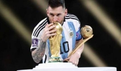 Lionel Messi dan trophy piala dunia 2022 serta trophy golden ball. (Ist)