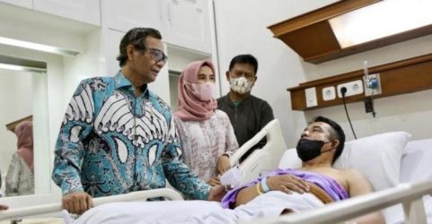 Menko Polhukam Mahfud MD saat menjenguk korban bom bunuh diri Polsek Astana Anyar di sebuah rumah sakit di Kota Bandung. Foto ; Istimewa