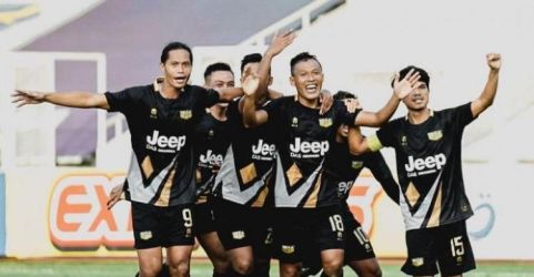 Para pemain Dewa United FC siap menantang Persija Jakarta pada laga ke-16 Liga I BRI