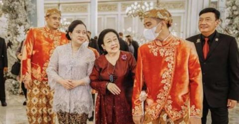 Tampak Megawati (baju merah) mengandeng tangan Wali Kota Solo Gibran (masker putih) pada acara  perkawinan Kaesang dan Erina di Solo, Minggu (11/12). (Ist)