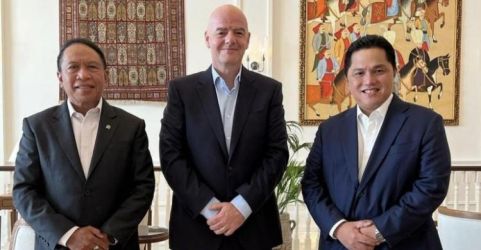 Presiden FIFA Gianni Infantino saat bertemu Menpora Zainudin Amali (kiri) dan Menteri BUMN Erick Thohir (kanan). (Ist)