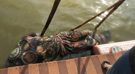 Wayat wanita terbungkus bed cover yang ditemukan di Sungai Cisadane bertato kupu-kupu. (Ist)