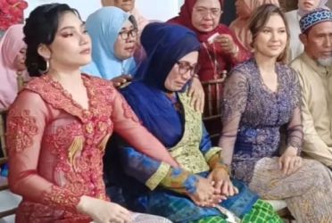 Pertemuan mengharukan antara Ibunda Indah Permatasari dan adik nya dalam rangka acara lamaran adik tercintanya. (Ist)