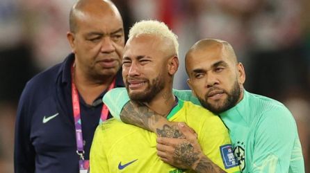 Bintang Brazil Neymar larut dalam tangisan. (Ist)