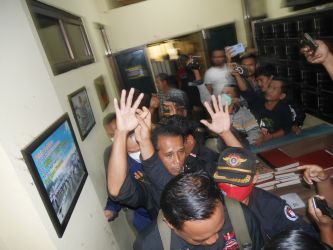 Pengurus Ormas PSB Banten mengawal tersangka kasusdugaan pencabulan Yangto di Polres Pandeglang, Senin (20/12/2022).(AriSupriadi/Tangsel Pos)