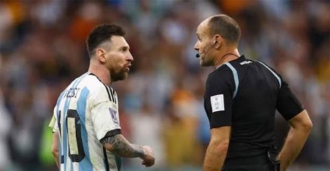 Lionel Messi dan wasit Antonio Mateu Lahoz terlibat pembicaraan serius. (Ist)