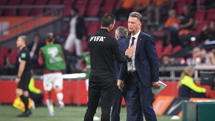 Pelatih Belanda Louis Van Gaal (memakai dasi). (Ist)