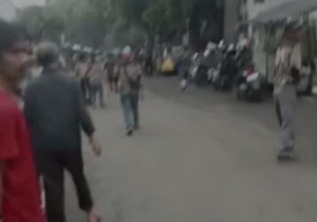 Keadaan sekitar Polsek Astanaanyar Bandung terlihat ramai oleh warga yang ingin menyaksikan peristiwa dari dekat. (Ist)