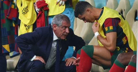 Pelatih Portugal Fernando Santos sedang terlibat pembicaraan serius dengan Cristiano Ronaldo. (Ist)