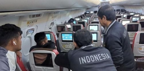 Para pemain Timnas Bermain congklak di dalam pesawat untuk mengatasi kejenuhan selama penerbangan menuju Filipina. (Ist)