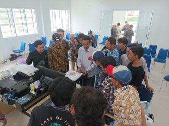Karang Taruna Cilenggang, mengikuti pelatihan sablon digital di Kantor Kelurahan Cilenggang, Tangerang Selatan, Kamis (8/12/2022). (tangselpos.id/mg1)