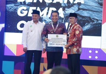 Pj Gubernur Banten Al Muktabar (tengah) menyerahkan bantuan keuangan kepada Pemkab Cianjur yang diterima oleh Bupati Cianjur Herman Suhernan (kanan) senilai Rp 1 miliar untuk penanganan korban gempa. Foto : Humas Pemprov Banten