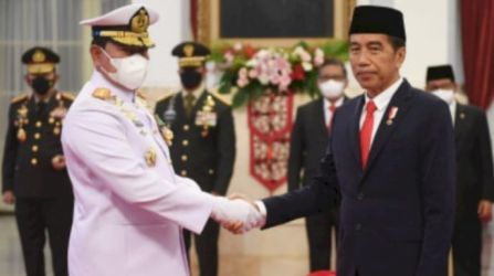 Presiden Jokowi saat melantik Laksamana Yudo Margono sebagai Panglima TNI yang baru. (Foto : Setpres)
