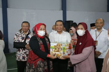 Pj Gubernur saat menyerahkan bansos kepada Syarifah salah satu warga Kelurahan Sukasari, Kecamatan Tangerang. (Ist)