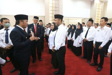 Pj Gubernur Banten saat melantik 96 Kepala Sekolah serta 58 Pengawas Sekolah. (Foto : Humas Pemprov)