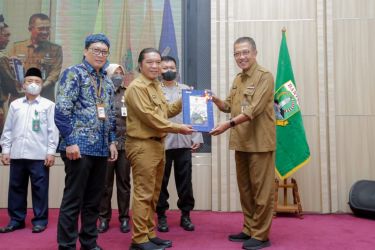 Pj Gubernur Banten Almuktabar dan Pj Sekda Banten pada acara Penyerahan DIPA dan TKD di Pendopo Gubernur, KP3B Curug, Kota Serang, Senin (5/12). (Foto : Humas Pemprov)