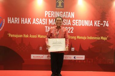 Pj Gubernur Banten Al Muktabar menerima penghargaan dari Kemenkumham RI sebagai pembina Kabupaten/Kota Peduli HAM. (Foto : Humas Pemprov)