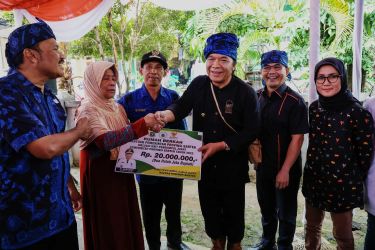 Pj Gubernur Banten Al Muktabar bersama Bupati Lebak Iti Oktavia Jayabaya saat menyerahkan bantuan kepada masyarakat Baduy di Kampung Ciboleger.  (foto: Humas Pemprov)