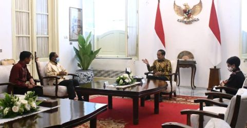 Presiden Jokowi di Istana Merdeka menerima Menlu Malaysia Zambry Abdul Kadir (no 2 kiri) dan Menlu Retno Marsudi (paling kanan) untuk melaporkan rencana kunjungan PM baru Malaysia awal tahin. (Foto : Setpres)