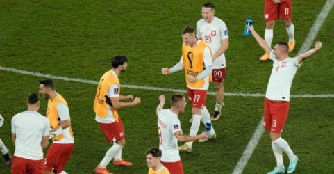 Keceriaan para pemain Polandia saat mengetahui tim nya lolos ke babak 16 Piala Dunia 2022. (Ist)