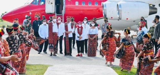 Presiden Jokowi dan Ibu Negara Iriana tiba di Bandara International Lombok Zainuddin Abdul Madjid, NTB. (Foto : Setpres)