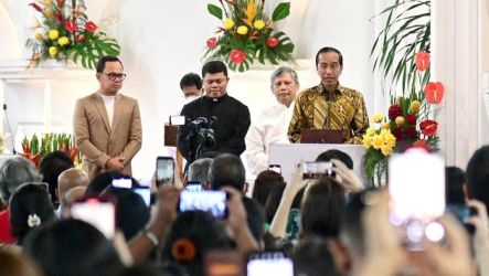 Presiden Jokowi dan Wali Kota Bogor Bima Arya saat berada di Gereja Protestan di Indonesia bagian Barat (GPIB) Jemaat Zebaoth Bogor.  (foto: Setpres)