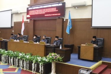Suasana rapat paripurna di Gedung DPRD Pandeglang, Rabu (7/12/2022) sore dengan agenda utama persetujuan bersama dua raperda hasil fasilitasi gubernur.(Istimewa)