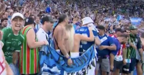 Seorang wanita fans Argentina (celana putih) terancam dipenjara karna toples. (Ist)