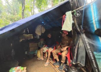 Sudah sebulan lebih Ahmad Nasuhi kini tinggal di gubuk tak layak huni di Desa Pasir Tangkil, Kabupaten Lebak.