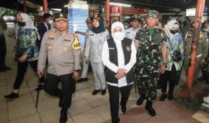 Gubernur Jawa Timur Khofifah Indar Parawansa dan Forkopimda Jatim saat meninjau kesiapan terminal Bungurasih Surabaya dalam menghadapi Nataru mendatang. (Ist)